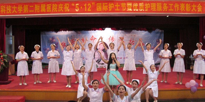 红楼医院位于重庆市渝中区解放碑步行街123号，是当地知名的医疗机构之一。